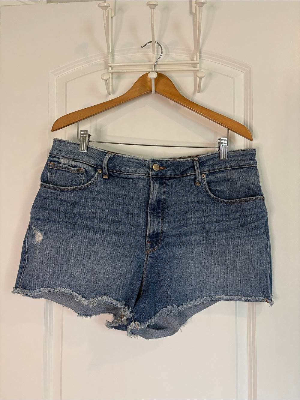 Good American Good Curve Denim Shorts Raw Hem Size 16